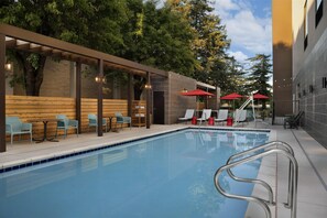 Una piscina al aire libre de temporada