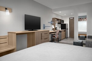 客房内保险箱、办公桌、笔记本电脑工作区、遮光窗帘