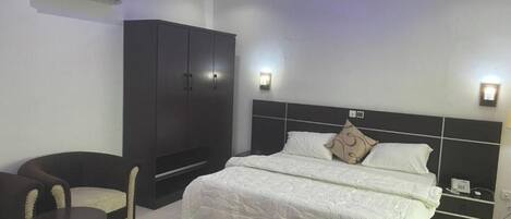 1 bedroom, desk, WiFi, bed sheets