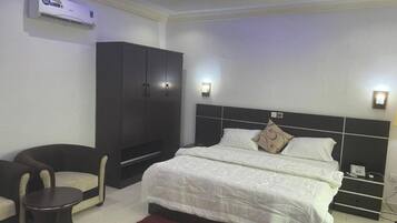 1 bedroom, desk, WiFi, bed sheets