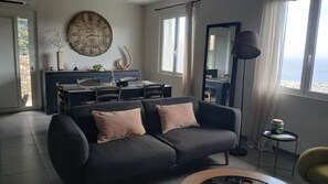 Smart TV, books - QUIET VILLAGE HOUSE WITH LARGE GARDEN OVERLOOKING ILE ROUSSE 3 BEDROOMS (Santa-Reparata-Di-Balagna)