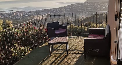 MAISON DE VILLAGE AVEC GRAND JARDIN AU CALME VUE SUR ILE ROUSSE 
3 CHAMBRES