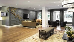 Lobby sitting area - Immerse Yourself in This Beatiful Apt (Arlington)