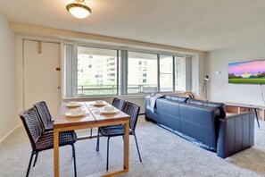 Apartamento conforto, sacada, vista para a cidade | Opções para refeição no quarto
