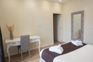 1 غرفة نوم وخزنة داخل الغرفة ومكتب ومكواة/لوح كي