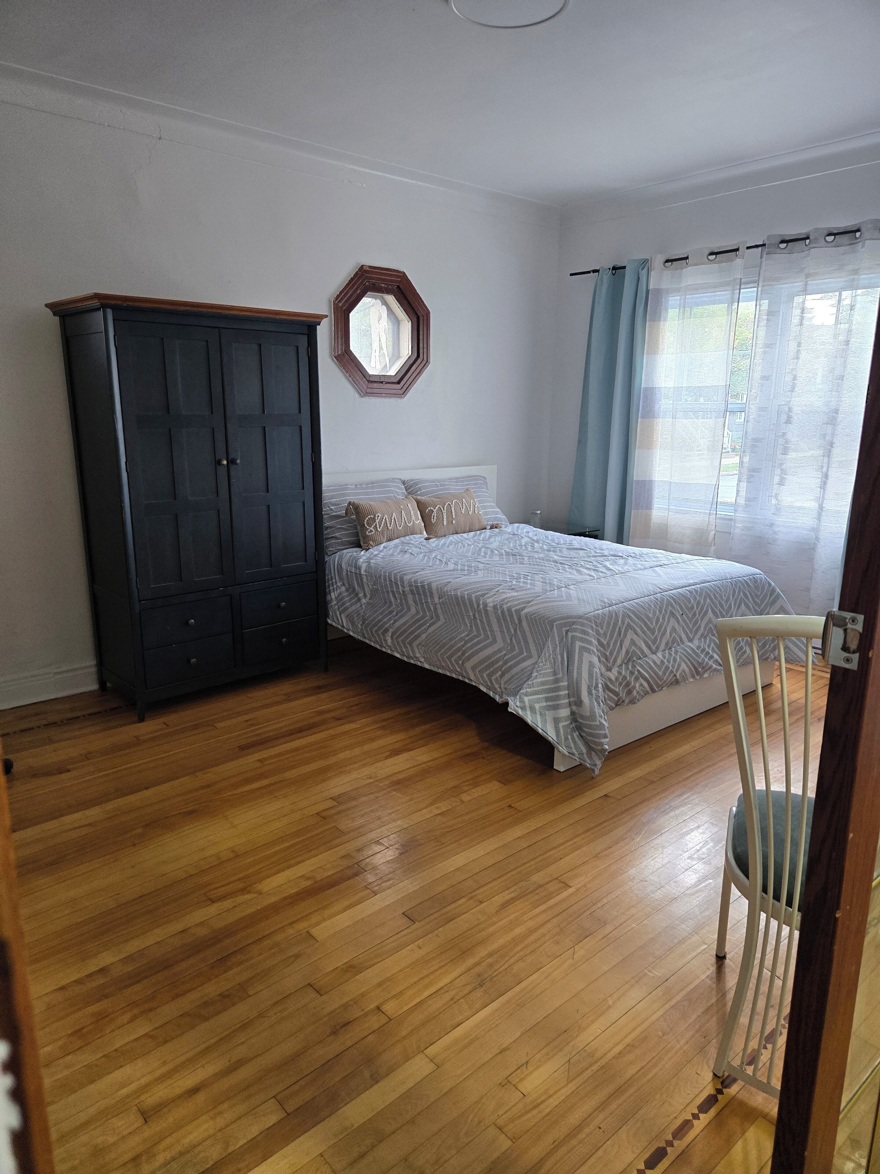 4 bedrooms, desk, iron/ironing board, WiFi