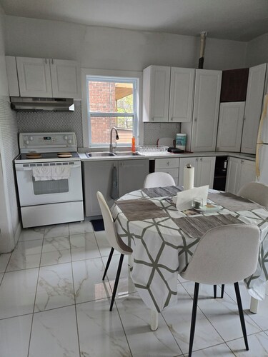 Charming large furnished and equipped condo near metro and 10 min downtown