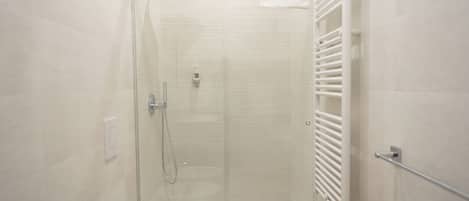 Douche, articles de toilette écologiques, sÚche-cheveux, bidet