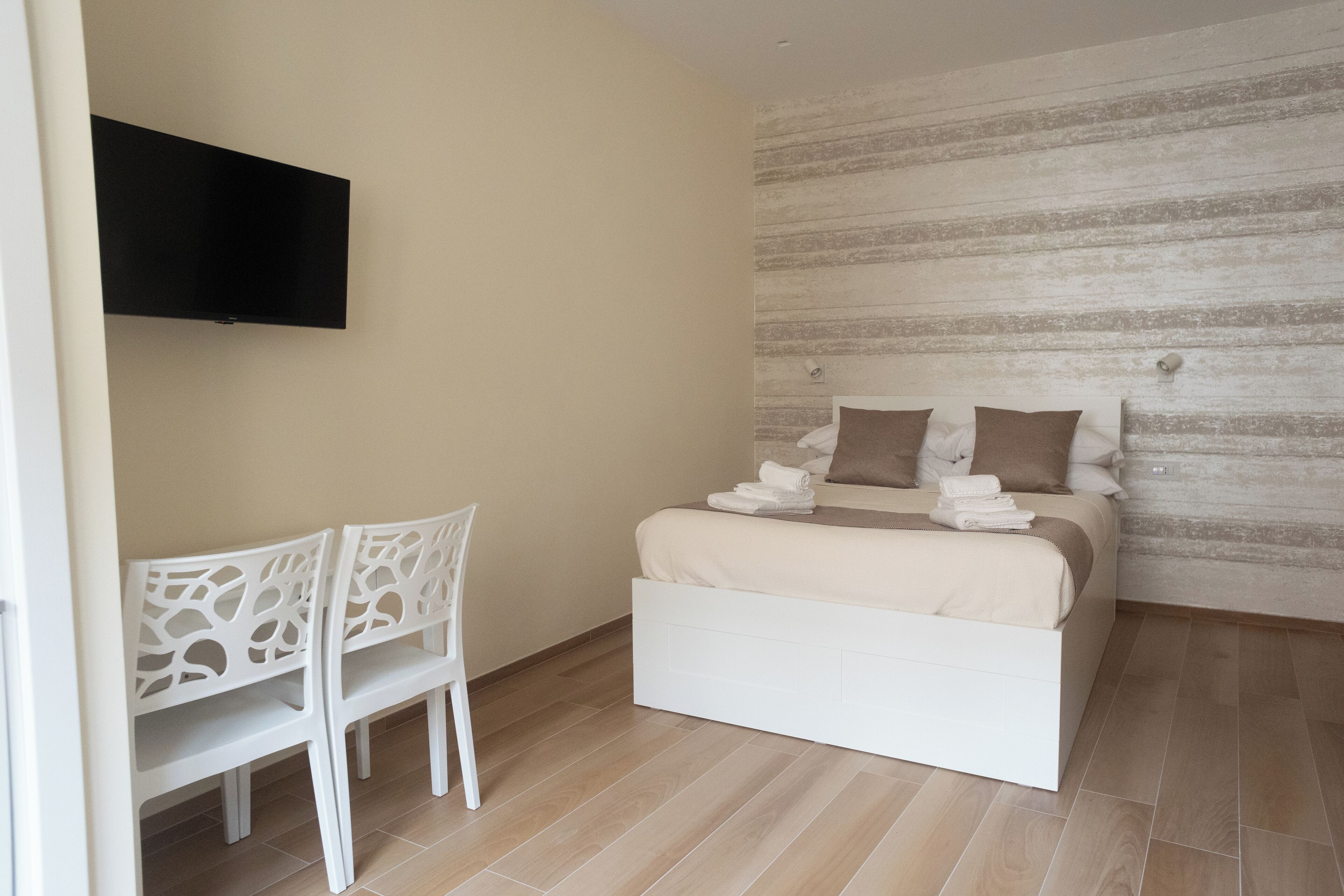 1 habitación, caja de seguridad en la habitación y escritorio 