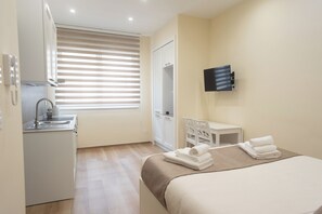 1 habitación, caja de seguridad en la habitación y escritorio 