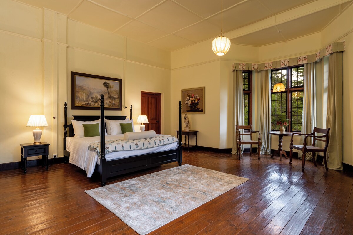 Gardenia Suite with Lounge | Egyptian cotton sheets, premium bedding, memory foam beds, desk