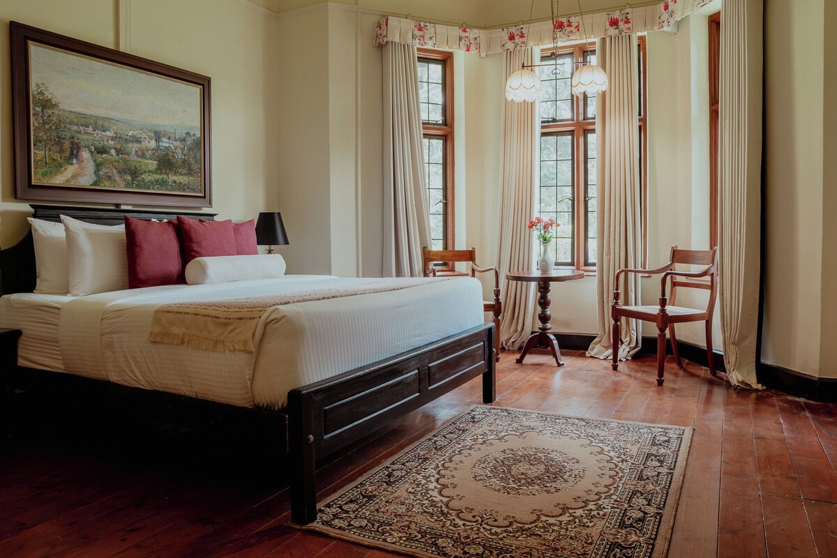 Daisy Deluxe Room | Egyptian cotton sheets, premium bedding, memory foam beds, desk