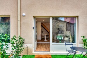 Outdoor dining - L’Epicéa - RDJ duplex, proche métro+hôpital (Oullins-Pierre-Bénite)