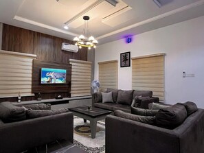 Apartamento familiar, balcón, vistas a la ciudad | Zona de estar | Una televisión de pantalla plana, una consola de videojuegos