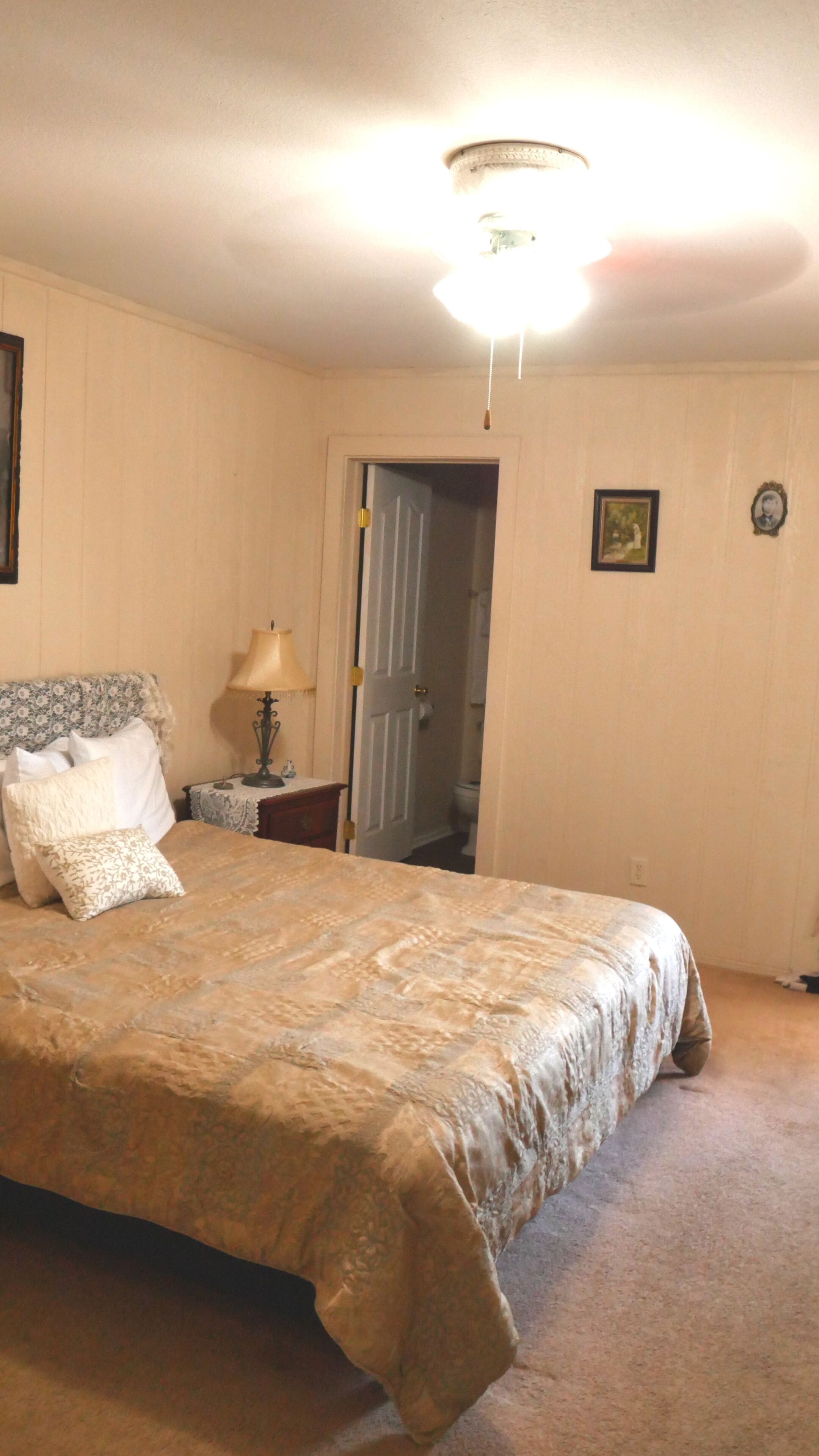 Chambre Confort, 1 très grand lit, non-fumeur | Fer et planche à repasser, accès au Wi-Fi (inclus)
