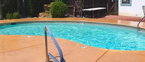Piscine extérieure, cabanons gratuits, parasols de plage