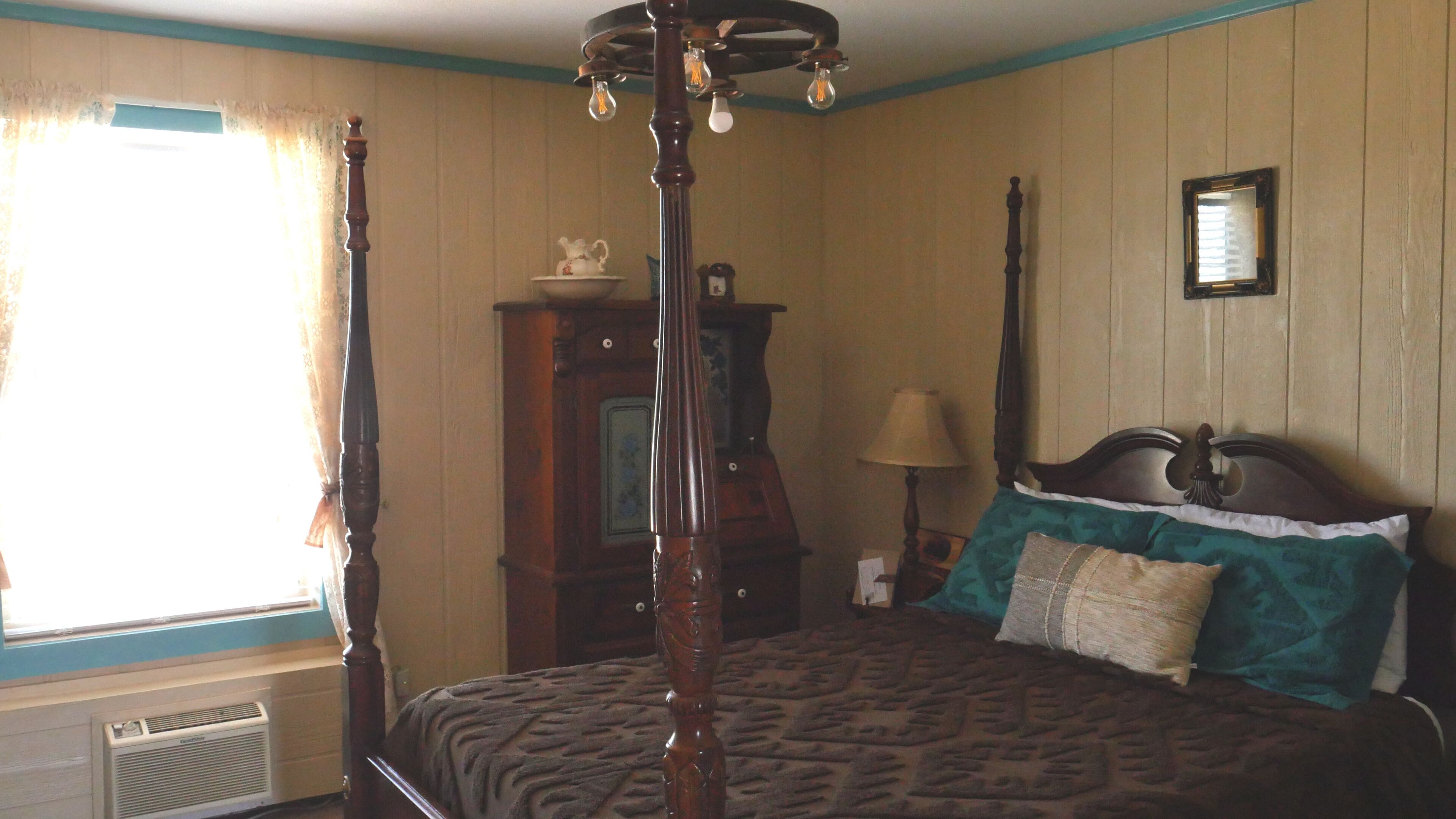 Chambre simple, 1 grand lit, non-fumeur | Fer et planche à repasser, accès au Wi-Fi (inclus)
