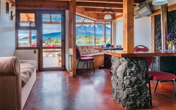 Bungalow Supérieur, patio, vue montagne | Coin séjour