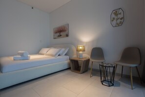 1 bedroom, WiFi, bed sheets - Stylish Canal-View Retreat (Dubai)