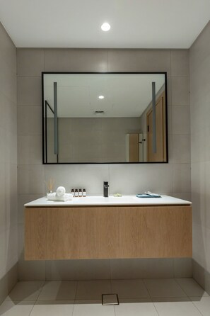 Shower, bidet, towels, soap - Stylish Canal-View Retreat (Dubai)