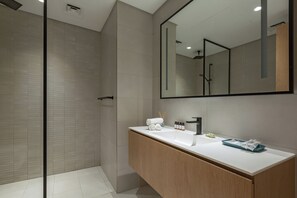Dusche, Bidet, Handtücher, Seife