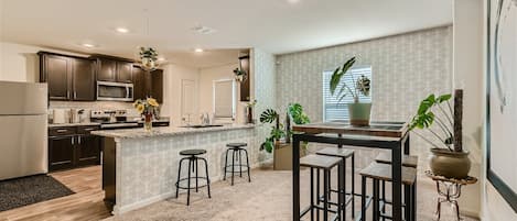 冷蔵庫、電子レンジ、オーブン、コンロ