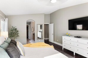 5 bedrooms, desk, iron/ironing board, travel crib - Heated Pool at Turtle Cove Sleeps 12 (Mesquite)