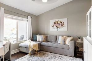Smart TV, fireplace, DVD player, table tennis - Heated Pool at Turtle Cove Sleeps 12 (Mesquite)