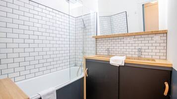 Sèche-cheveux, serviettes fournies