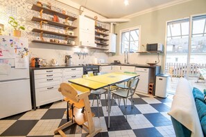 Kühlschrank, Mikrowelle, Ofen, Wasserkocher mit Kaffee-/Teezubehör