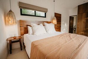 3 soverom, skrivebord, strykejern/-brett og reiseseng for barn