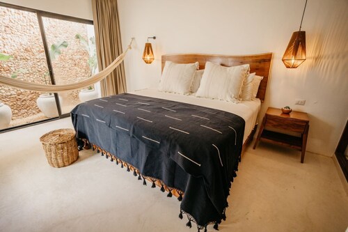 Luxe Oasis w/ private pool, waterfall, yoga & hammock garden. Sleeps 12. Walk Downtown.