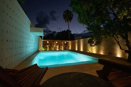 Luxe Oasis w/ private pool, waterfall, yoga & hammock garden. Sleeps 12. Walk Downtown.