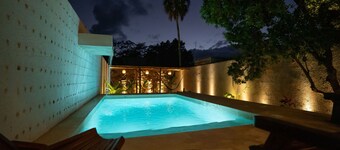 Luxe Oasis w/ private pool, waterfall, yoga & hammock garden. Sleeps 12. Walk Downtown.