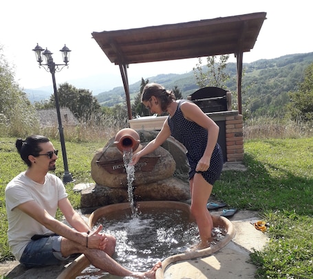 Outdoor spa tub. Ideal B&B for relaxing families, hiking, biking and holistic groups.