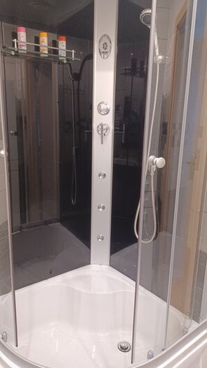 Een douche, een haardroger, handdoeken, zeep