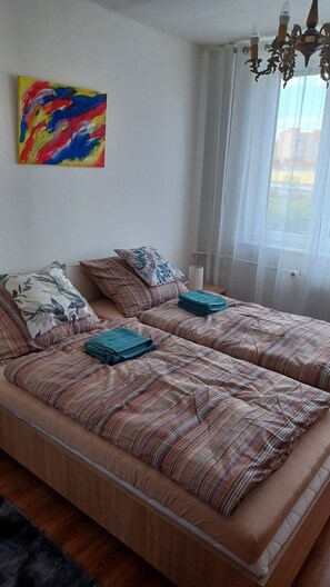 2 slaapkamers, een bureau, een strijkplank/strijkijzer, gratis wifi