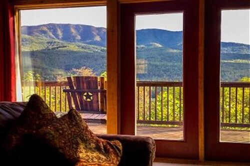 Sweet Home Tn book for spring, AMAZING MOUNTAIN VIEWS! hot tub! game room