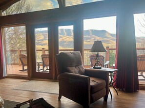 Smart-TV, Kamin, Bücher