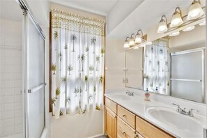 Shower, hair dryer, towels - Gravina's Morningside (Jekyll Island)