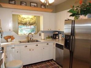 Kylskåp, mikrovågsugn, ugn och spishäll