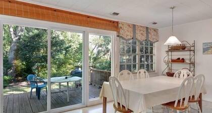Lanier Cottage - cozy home within walking distance to the beach