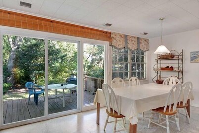 Lanier Cottage - cozy home within walking distance to the beach