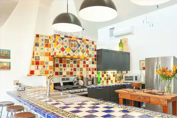 Fridge, microwave, oven, stovetop - Blue Agave Marfa - Stylish Escape (Marfa)