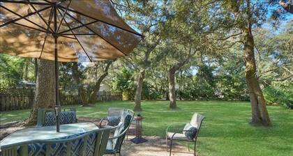 Perry's Manor - cozy home walkable to beach