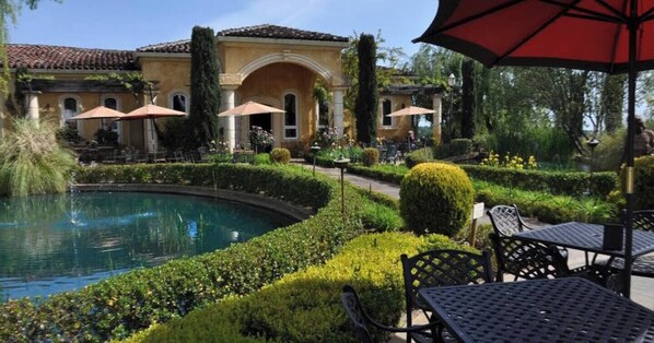 Outdoor dining - Private Vineyard Getaway in the Heart of Plymouth! (Plymouth)