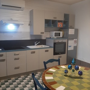 Réfrigérateur, micro-ondes, four, plaque de cuisson