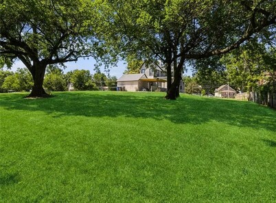 • Casa Dean sleeps 20 close to Fairgrounds and Downtown Des Moines •
