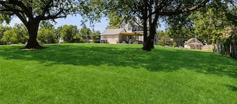 • Casa Dean sleeps 20 close to Fairgrounds and Downtown Des Moines •