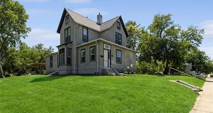 • Casa Dean sleeps 20 close to Fairgrounds and Downtown Des Moines •